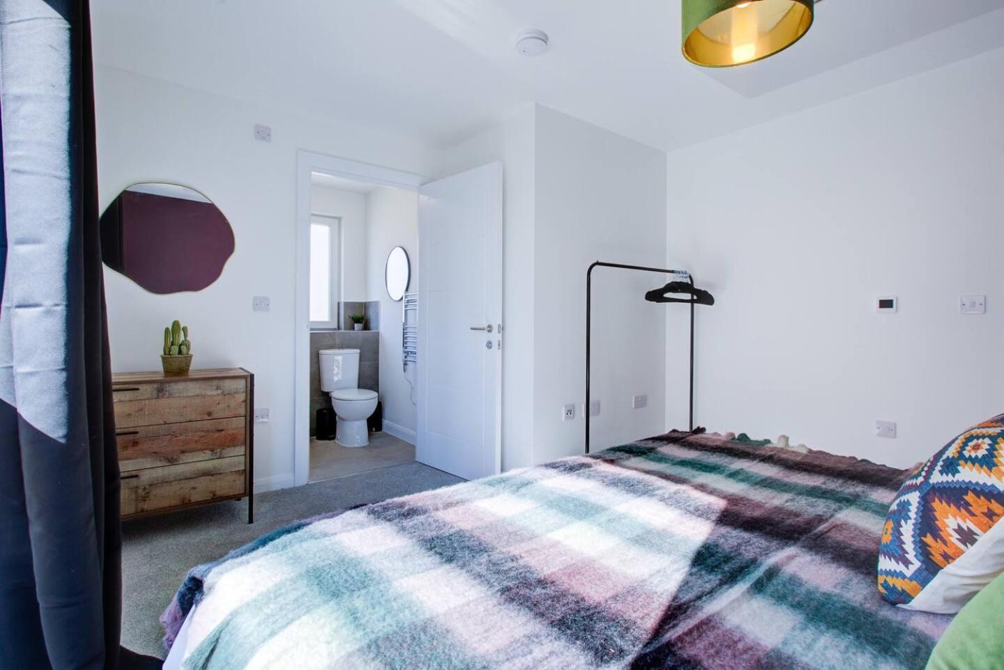 2Bed 2Bath In - Next To Station For 6 Free Parking Apartment Ashford  Exterior photo