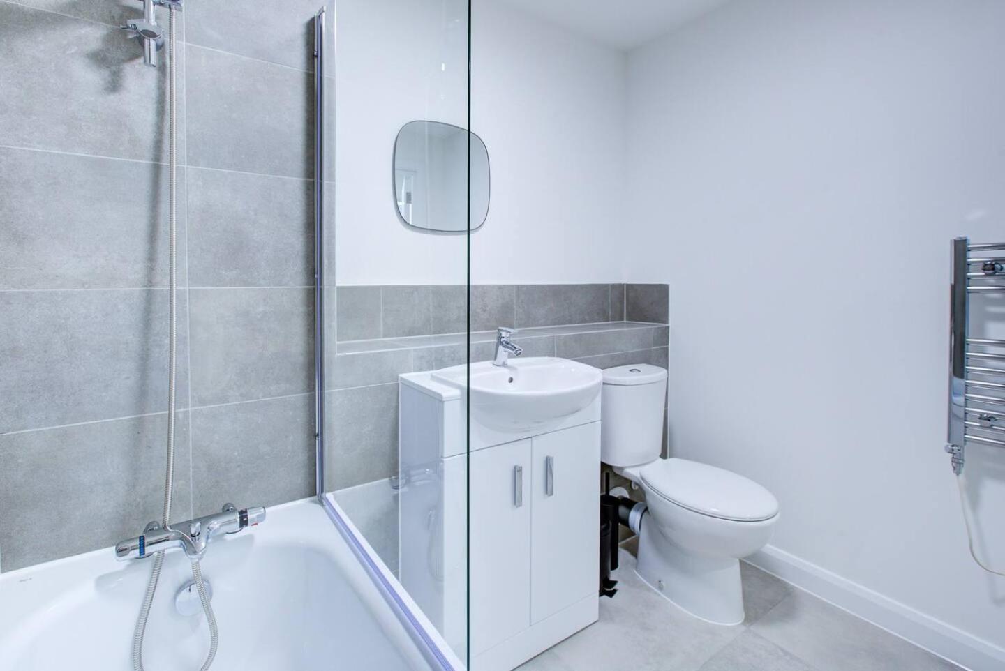 2Bed 2Bath In - Next To Station For 6 Free Parking Apartment Ashford  Exterior photo